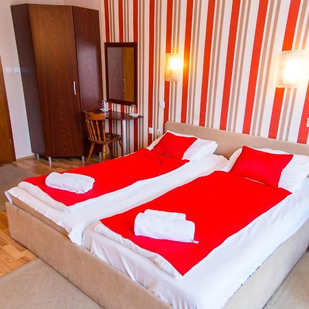 Hotel Pine Skopje Bagian luar foto