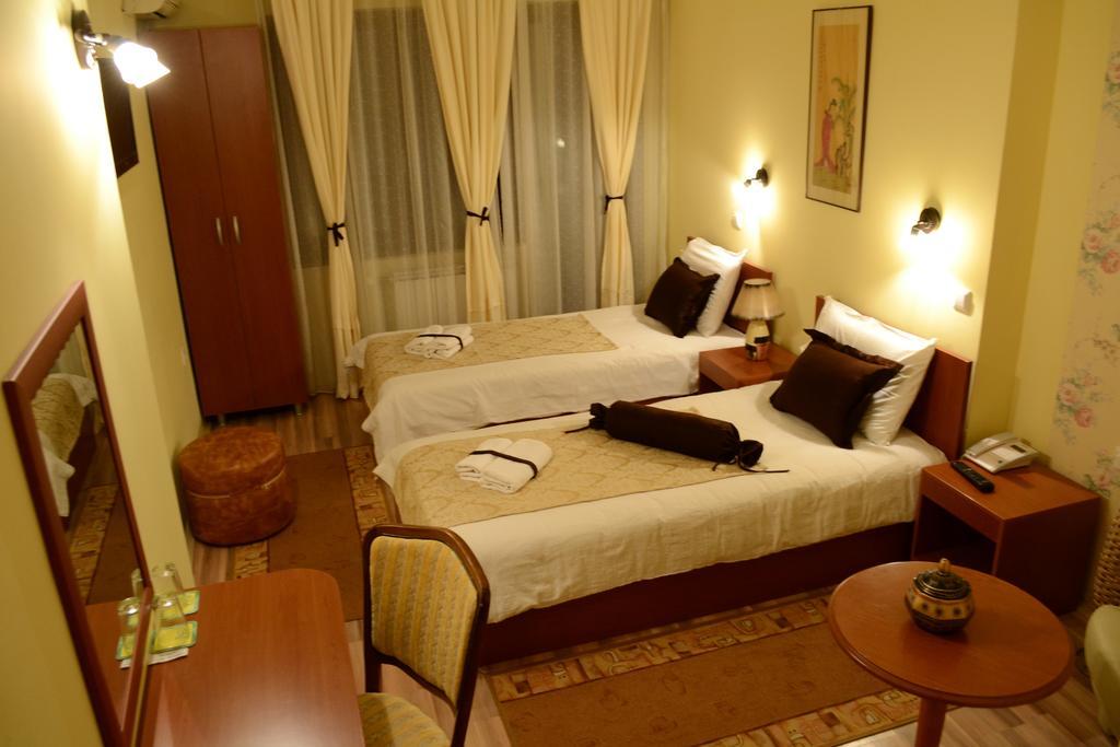 Hotel Pine Skopje Ruang foto