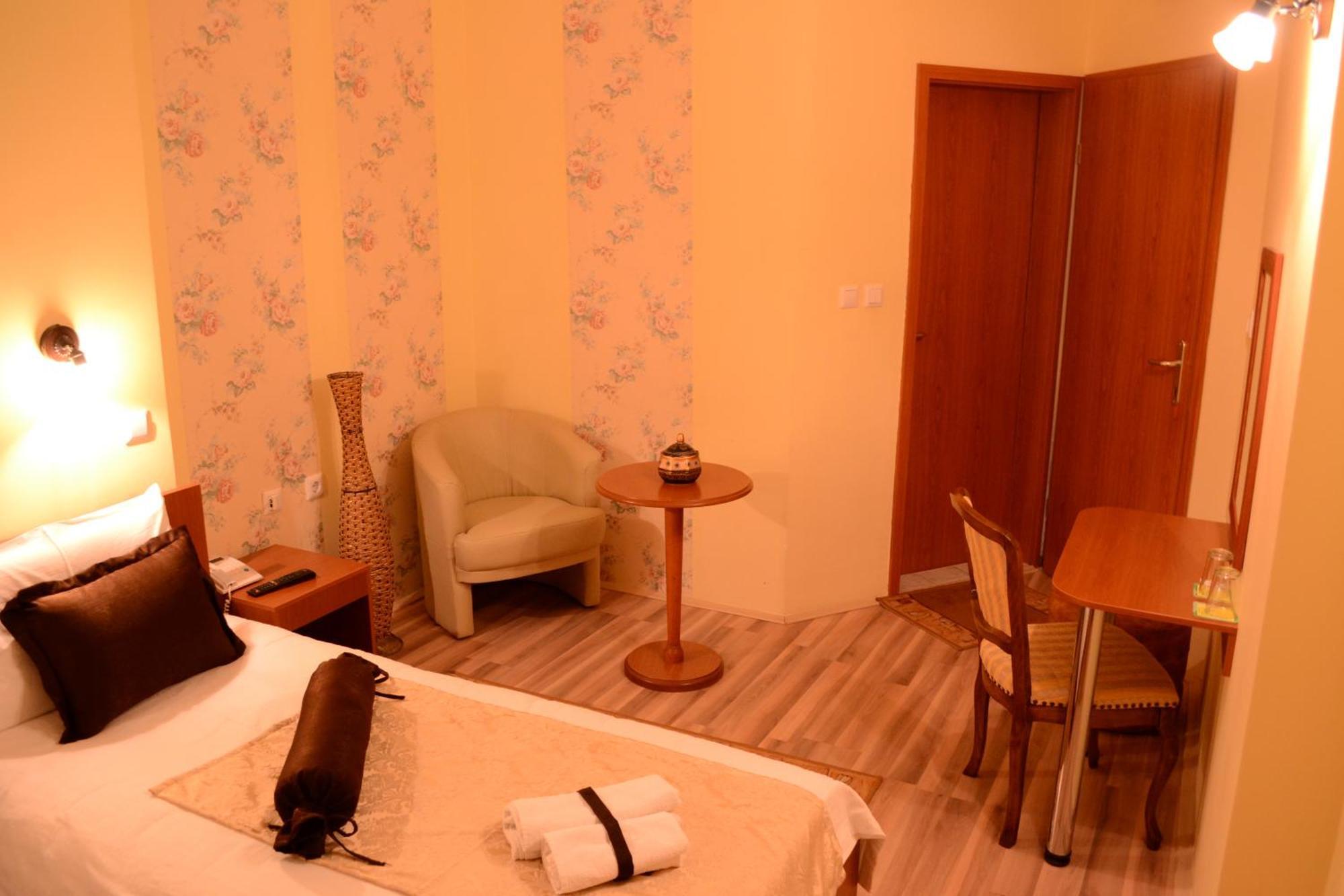 Hotel Pine Skopje Ruang foto