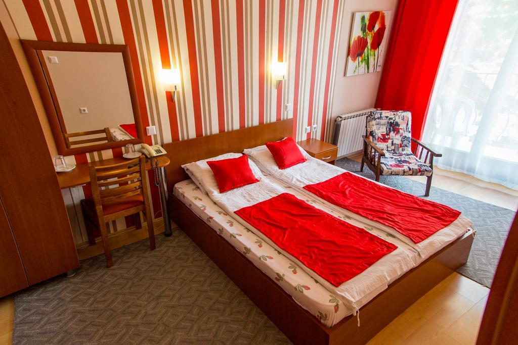 Hotel Pine Skopje Bagian luar foto