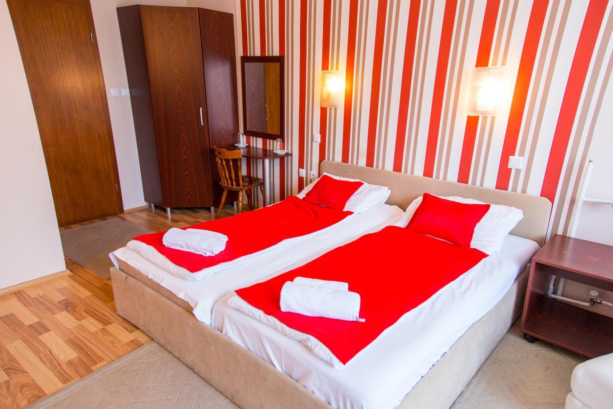 Hotel Pine Skopje Bagian luar foto