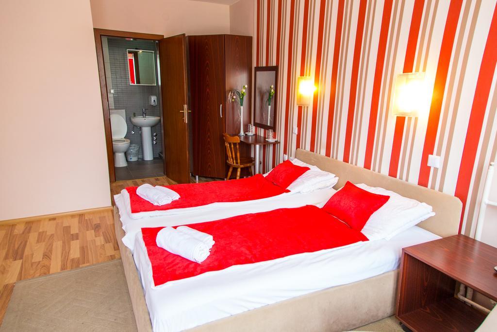 Hotel Pine Skopje Bagian luar foto