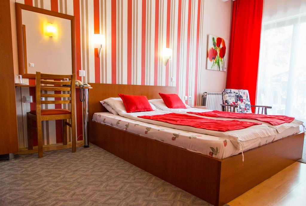 Hotel Pine Skopje Bagian luar foto