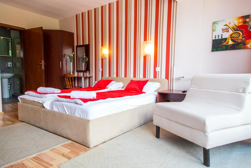 Hotel Pine Skopje Bagian luar foto