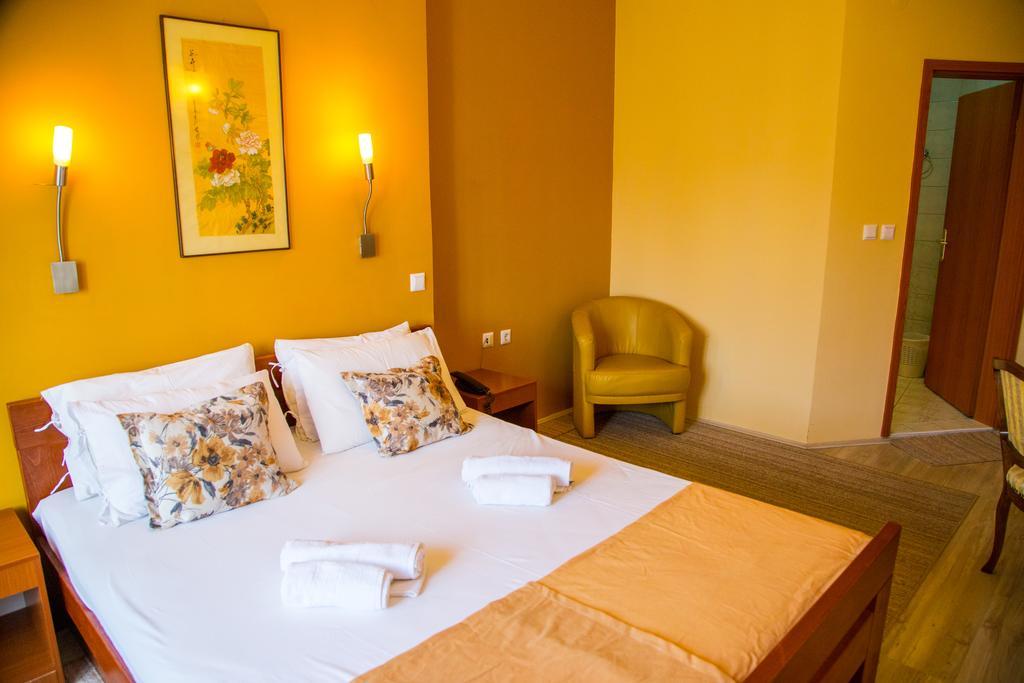 Hotel Pine Skopje Bagian luar foto