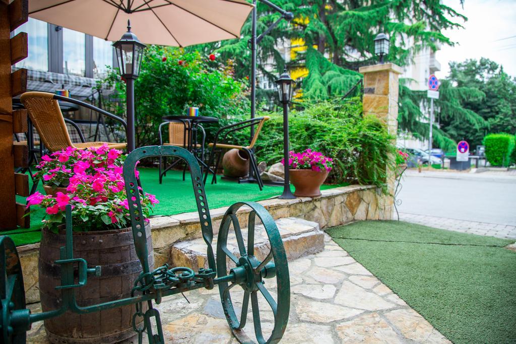 Hotel Pine Skopje Bagian luar foto
