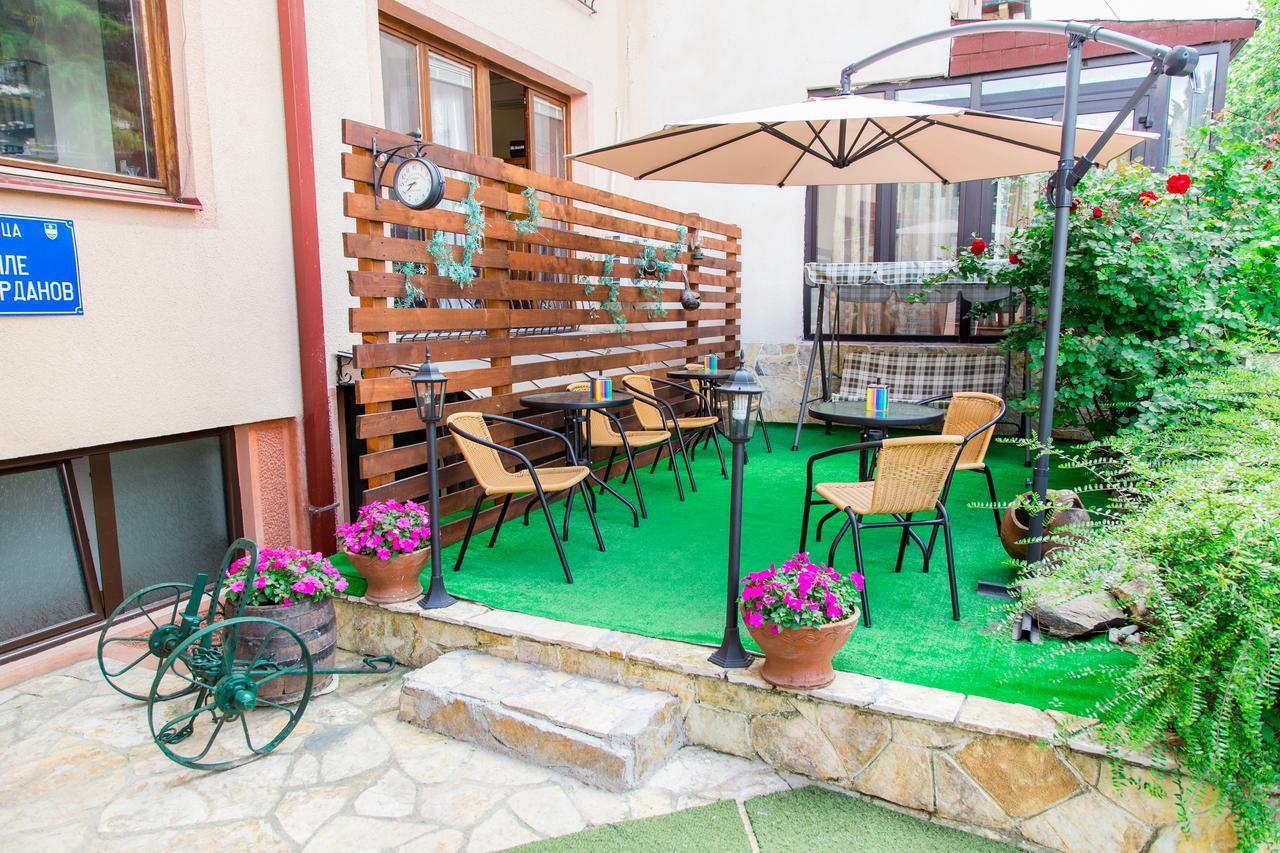 Hotel Pine Skopje Bagian luar foto