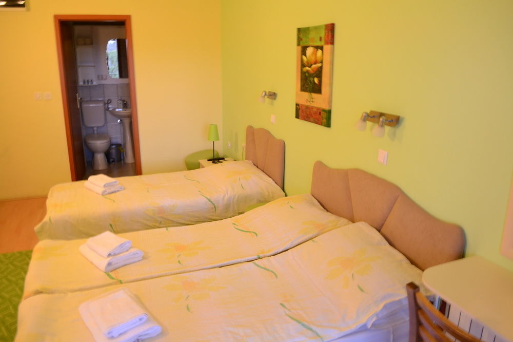Hotel Pine Skopje Bagian luar foto