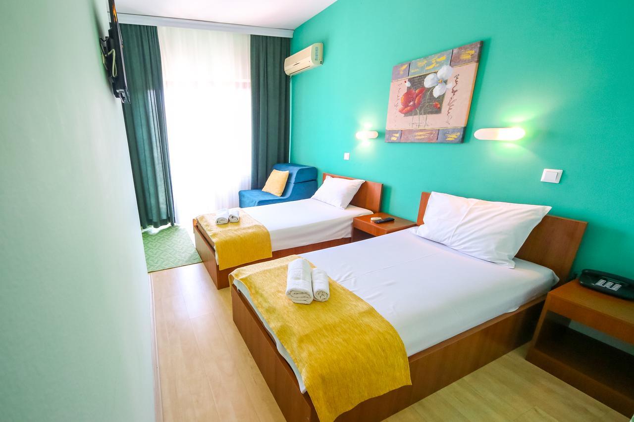 Hotel Pine Skopje Bagian luar foto