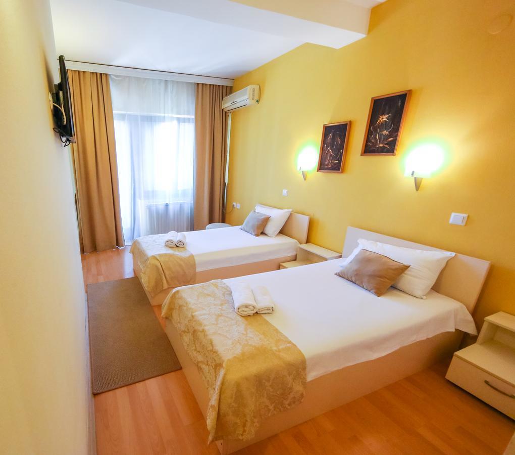 Hotel Pine Skopje Bagian luar foto