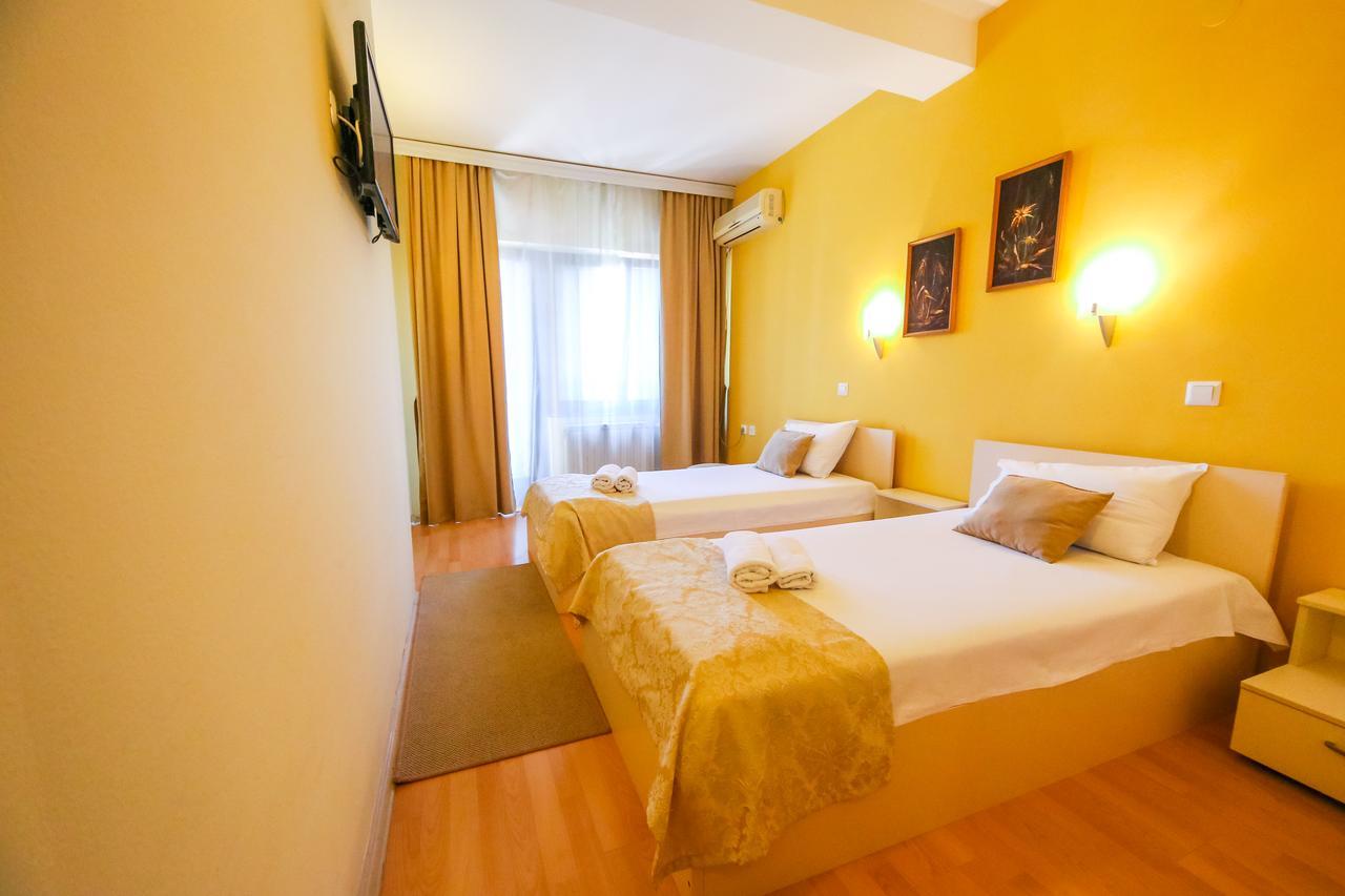Hotel Pine Skopje Bagian luar foto