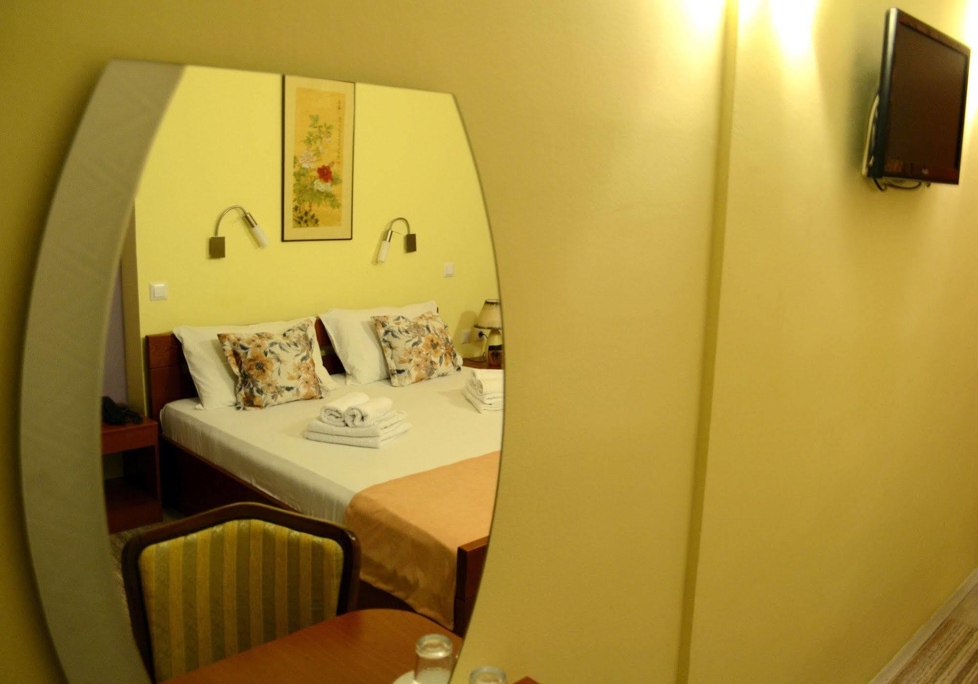 Hotel Pine Skopje Bagian luar foto