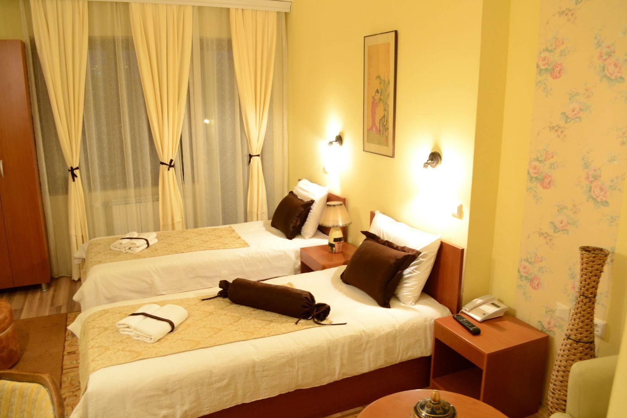 Hotel Pine Skopje Bagian luar foto