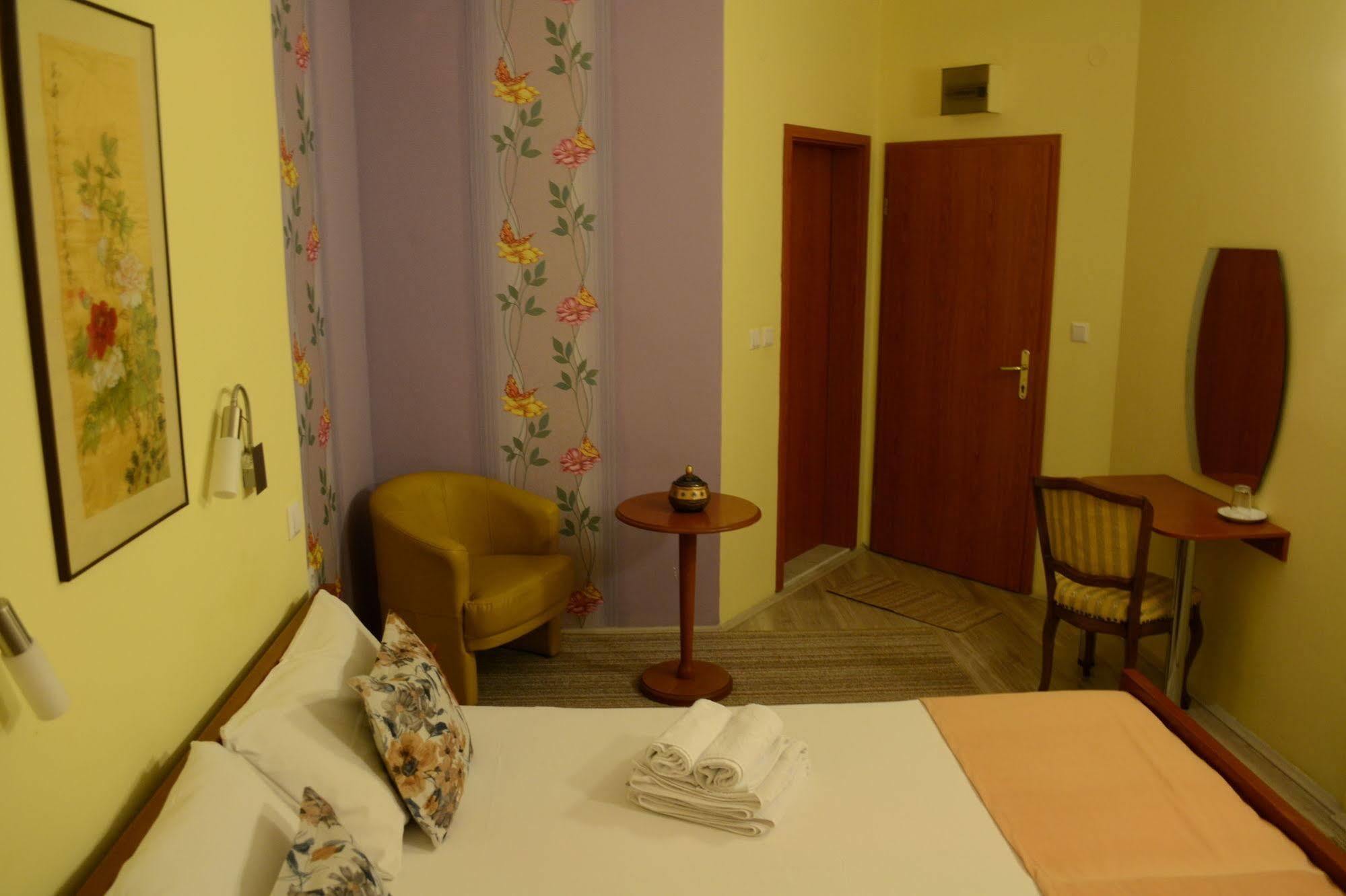 Hotel Pine Skopje Bagian luar foto