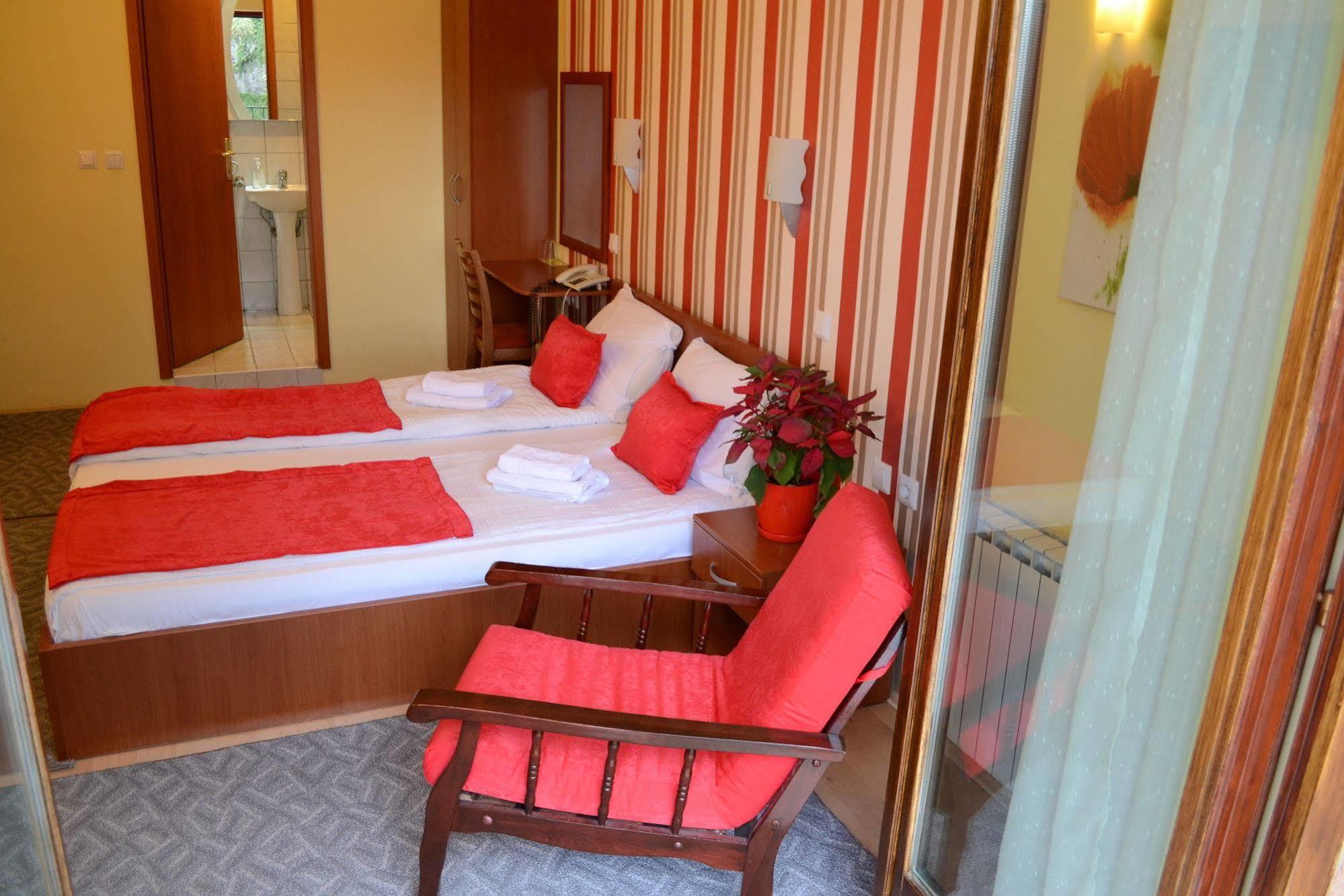 Hotel Pine Skopje Bagian luar foto