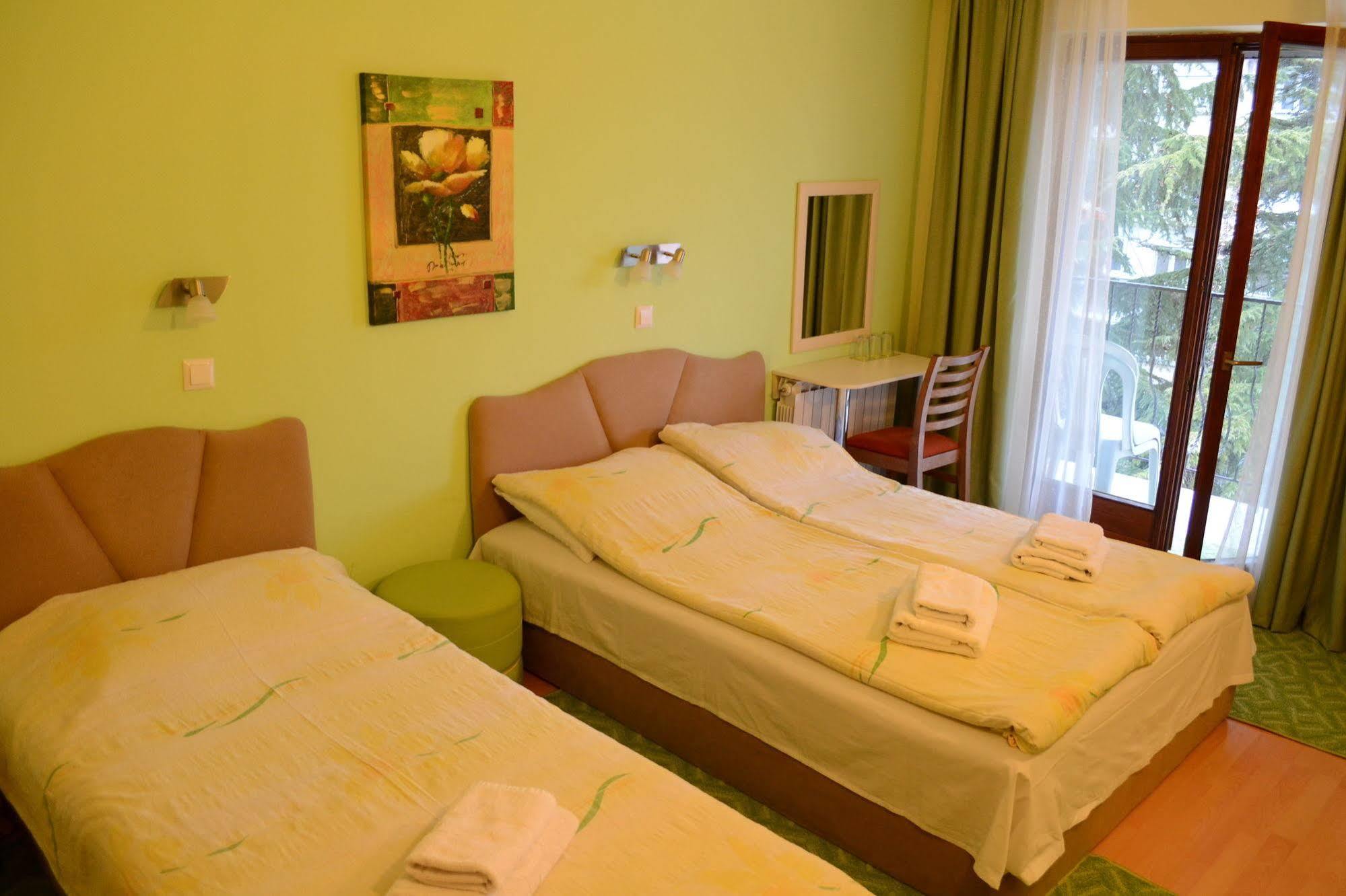 Hotel Pine Skopje Bagian luar foto
