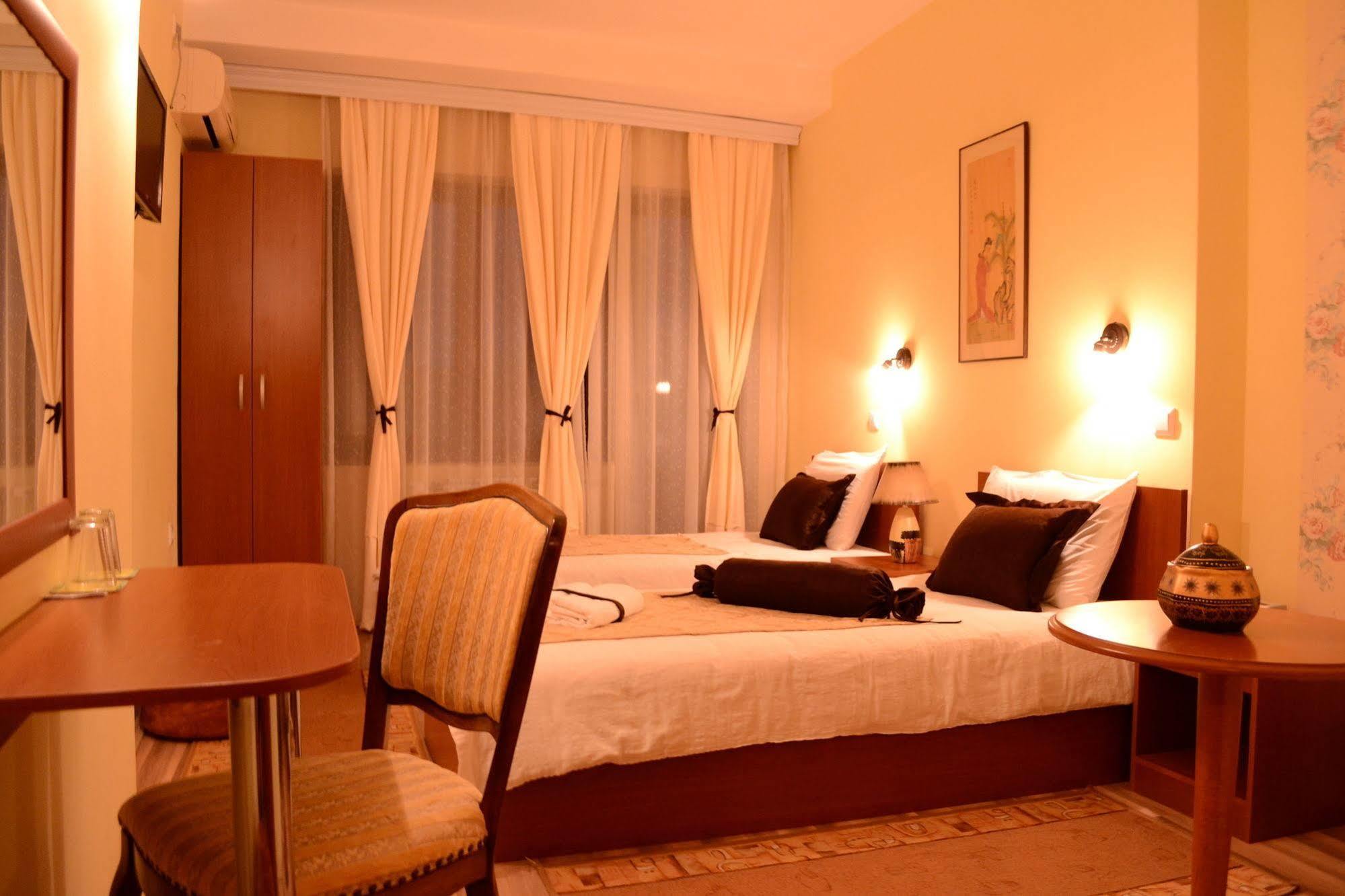 Hotel Pine Skopje Bagian luar foto