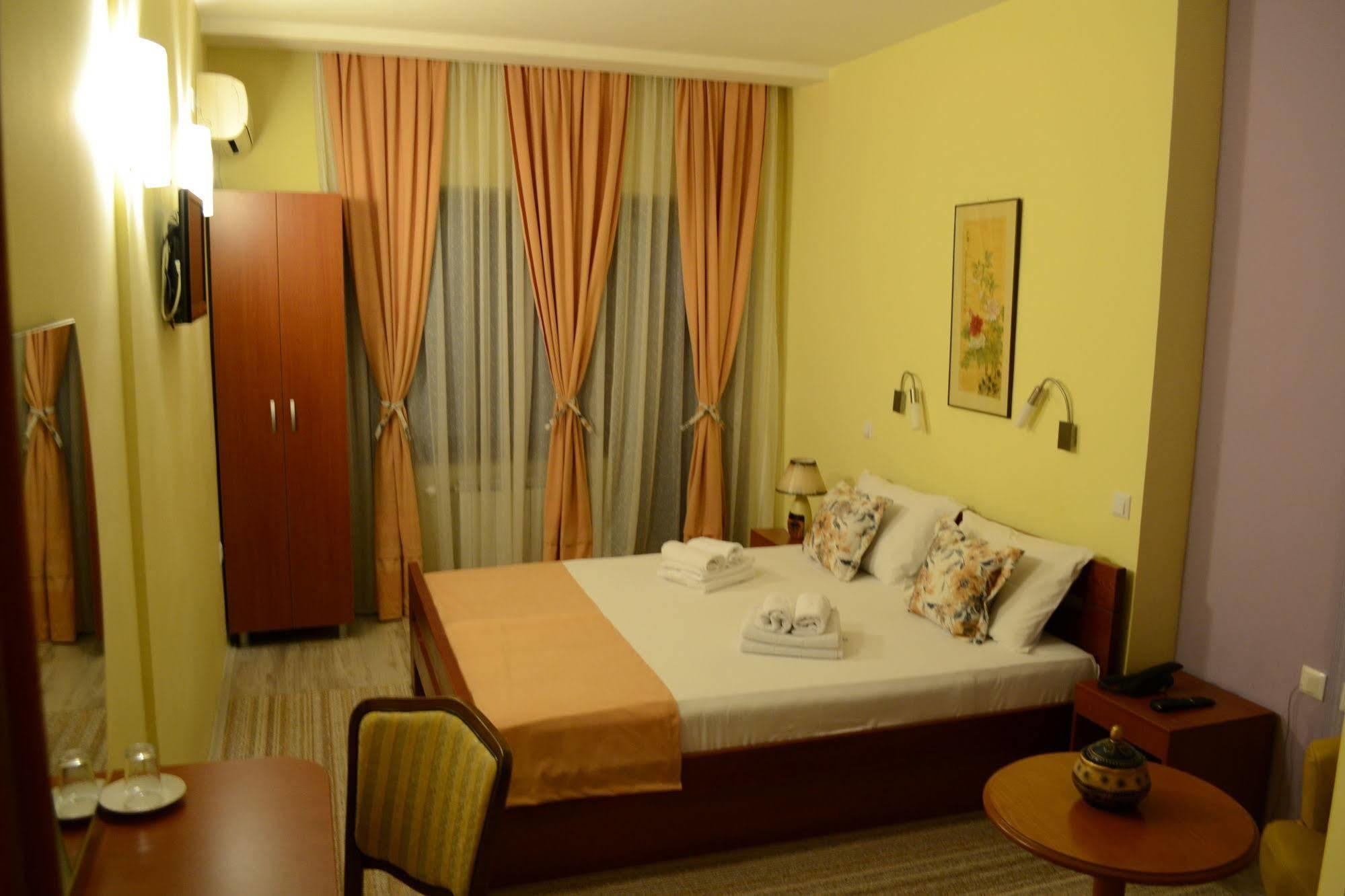 Hotel Pine Skopje Bagian luar foto