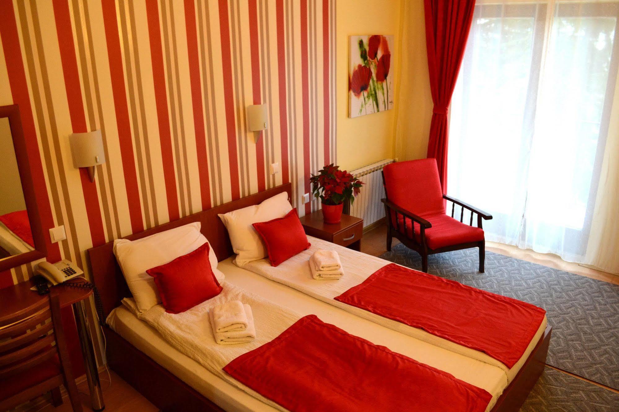 Hotel Pine Skopje Bagian luar foto