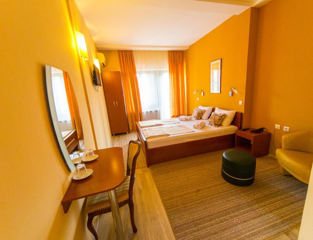 Hotel Pine Skopje Bagian luar foto