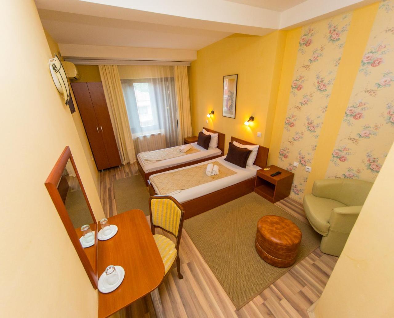 Hotel Pine Skopje Bagian luar foto