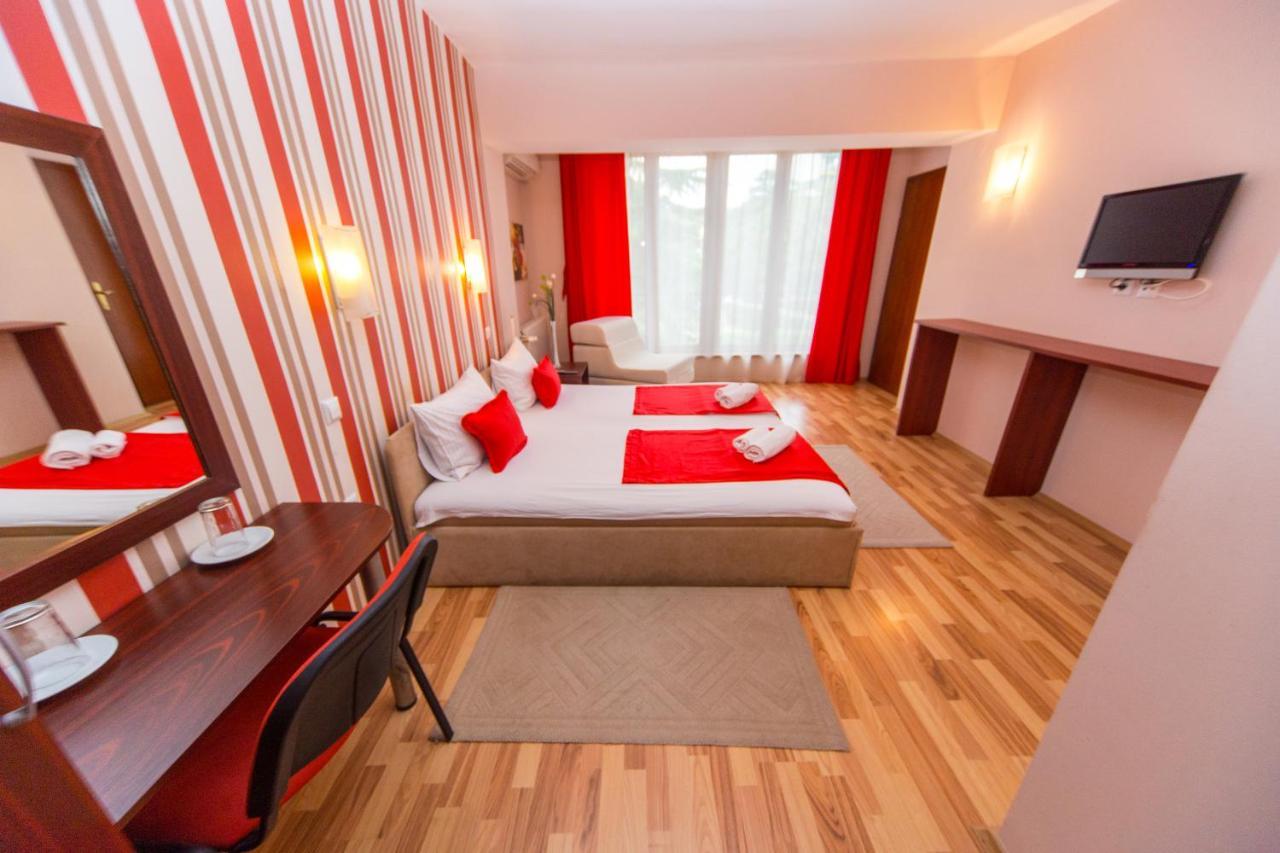 Hotel Pine Skopje Bagian luar foto