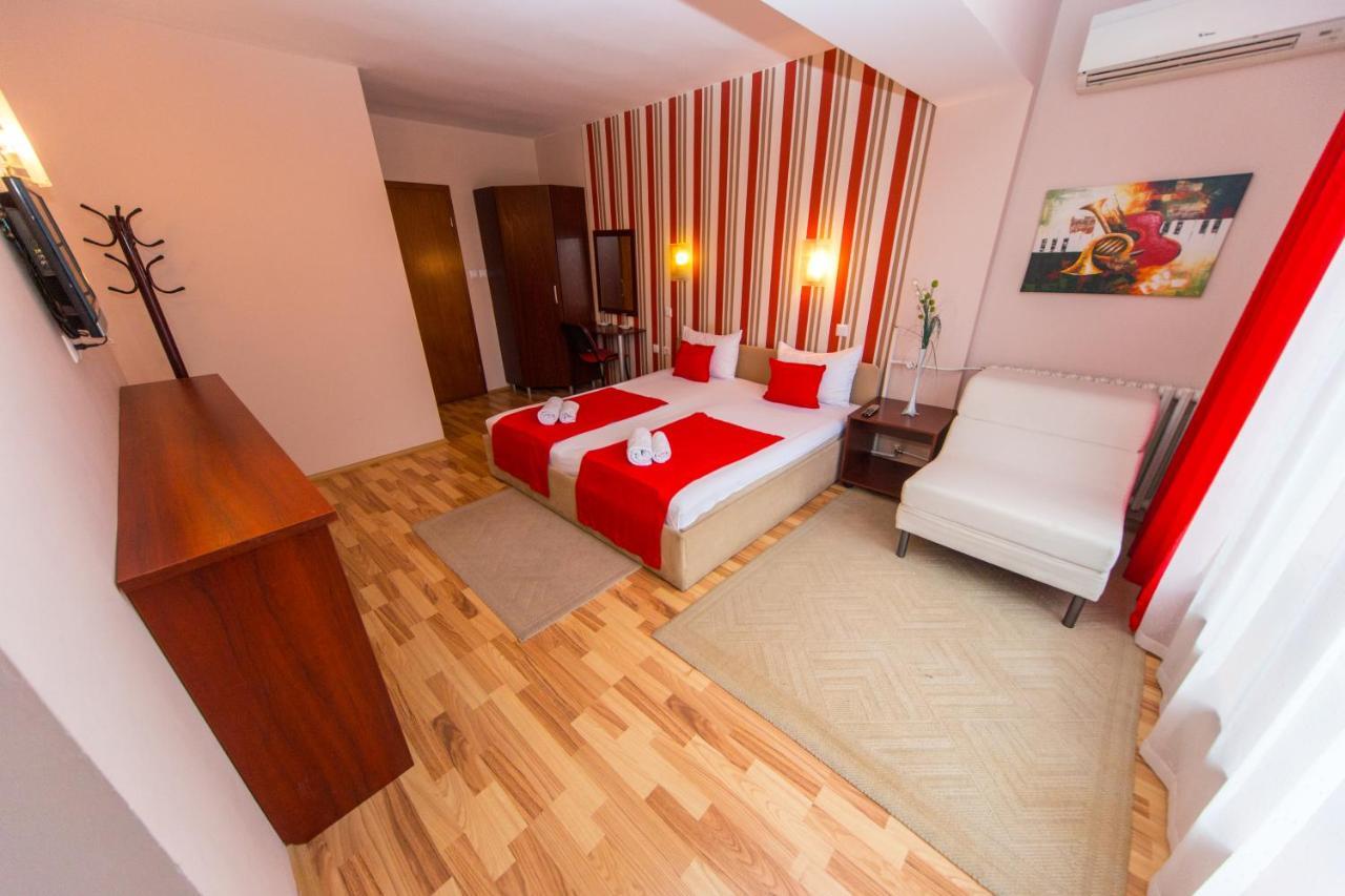 Hotel Pine Skopje Bagian luar foto