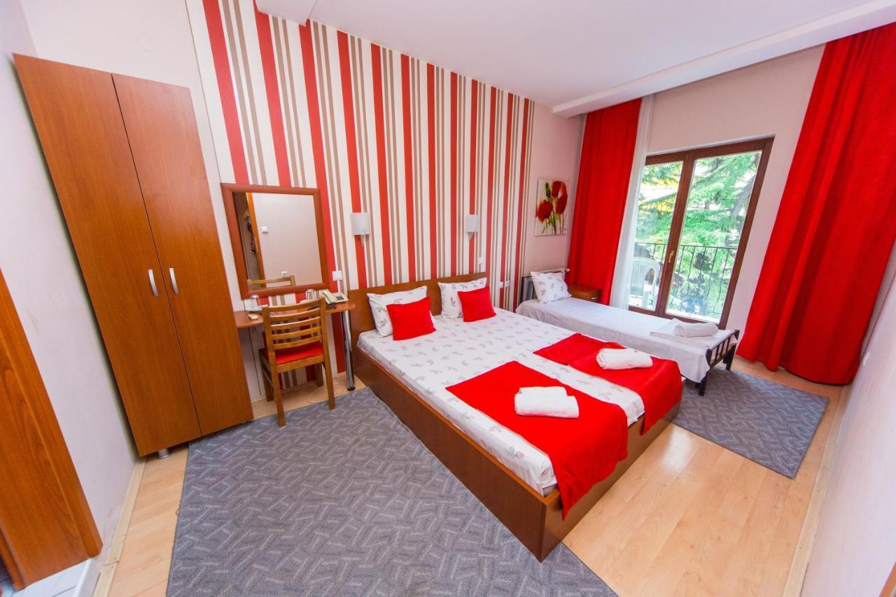 Hotel Pine Skopje Bagian luar foto