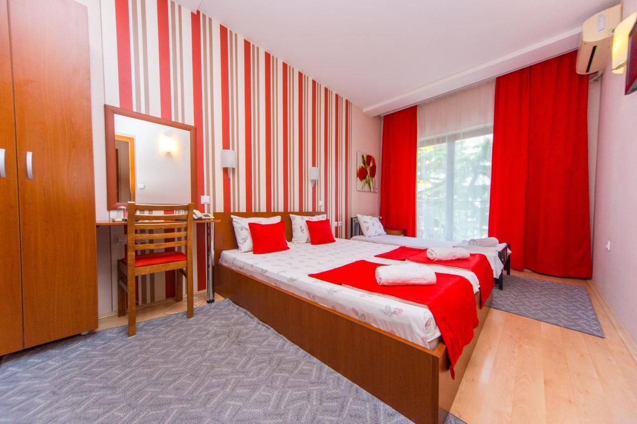Hotel Pine Skopje Bagian luar foto