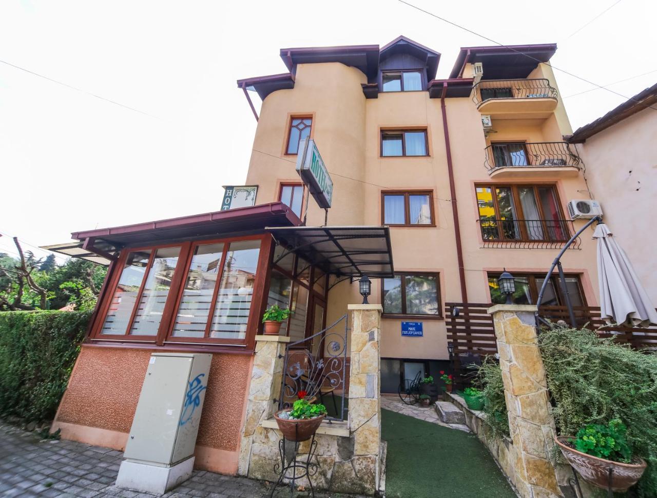 Hotel Pine Skopje Bagian luar foto