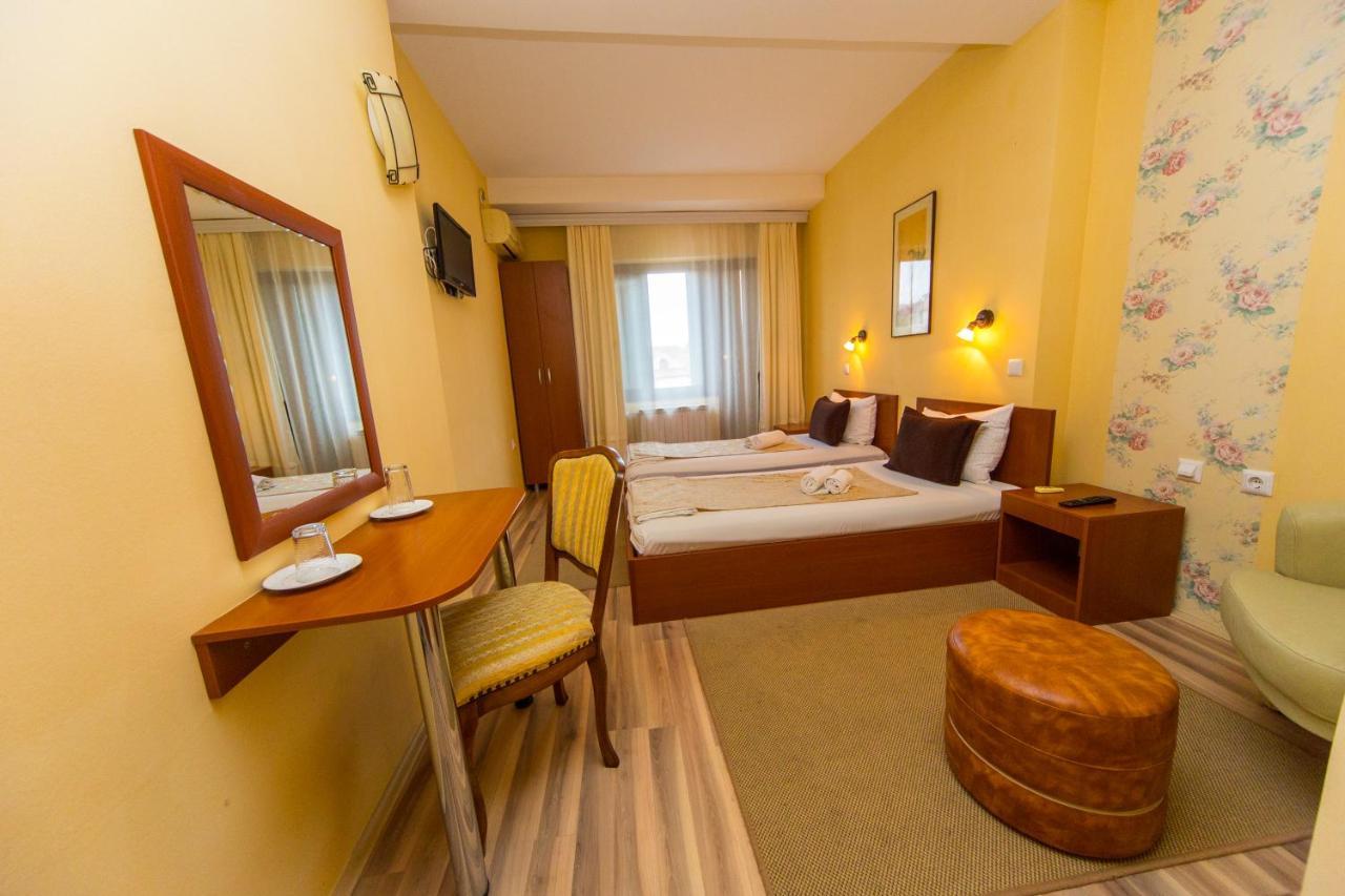 Hotel Pine Skopje Bagian luar foto