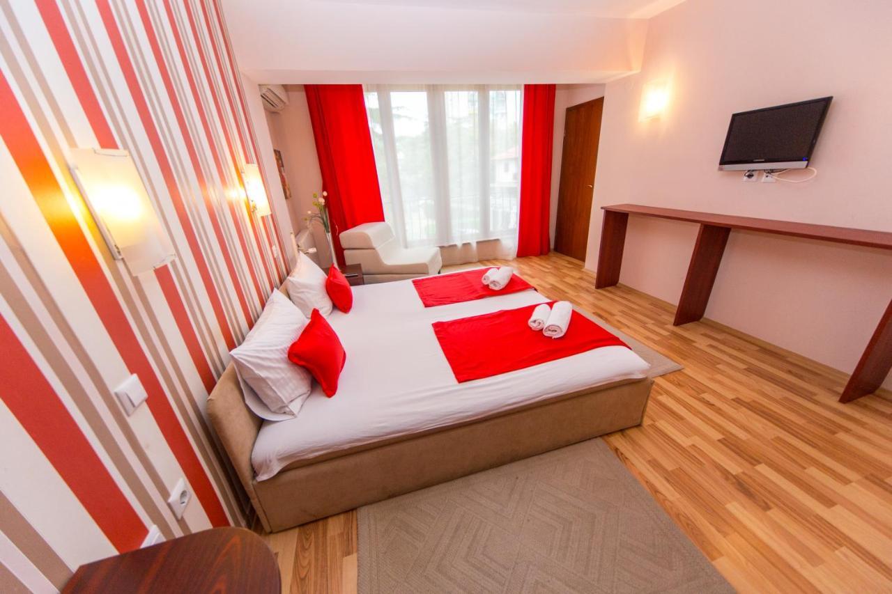 Hotel Pine Skopje Bagian luar foto