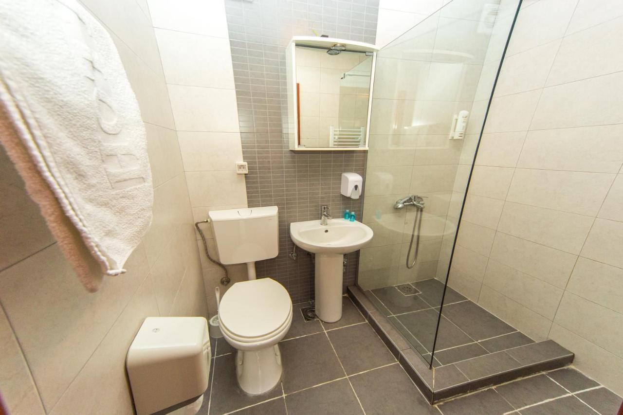 Hotel Pine Skopje Bagian luar foto