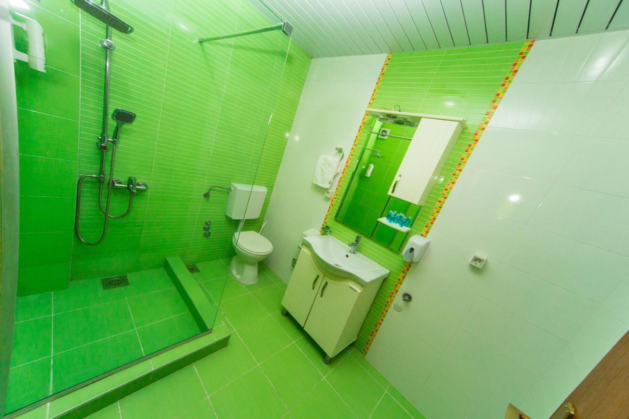 Hotel Pine Skopje Bagian luar foto