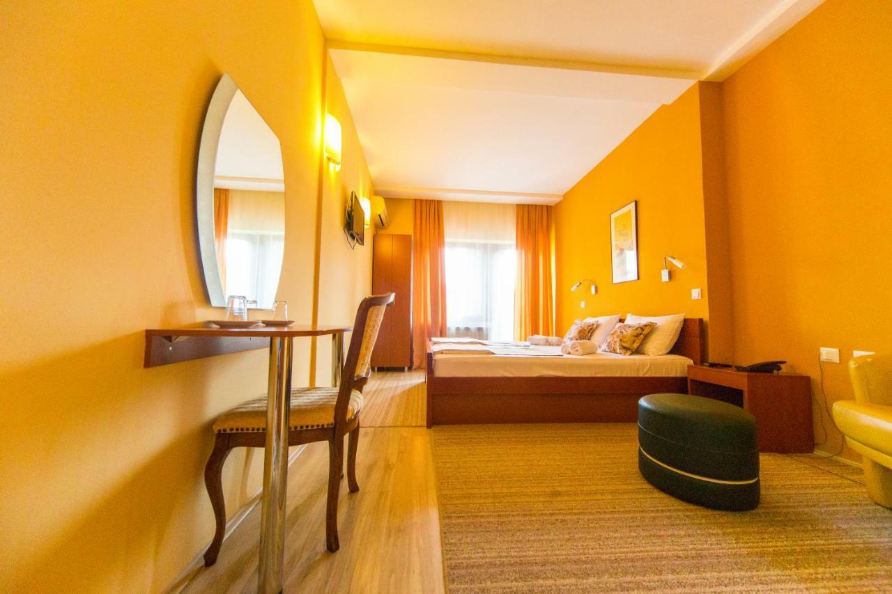 Hotel Pine Skopje Bagian luar foto
